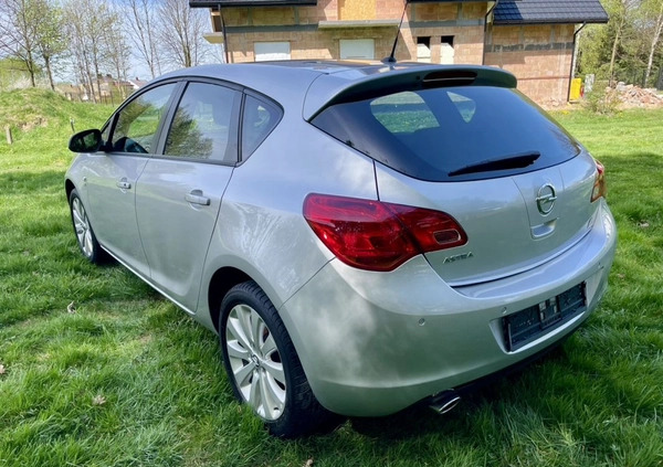 Opel Astra cena 25900 przebieg: 133150, rok produkcji 2012 z Krosno małe 121